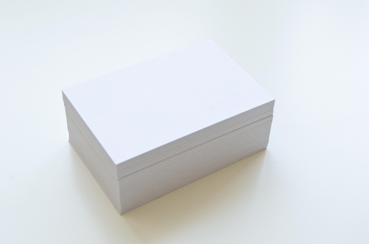 Pile de cartes de visite vierges sur fond blanc