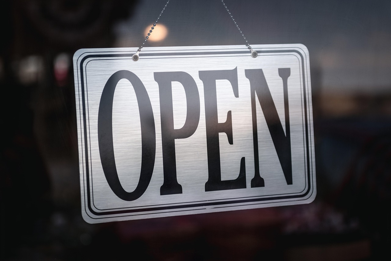 Enseigne lumineuse d'un commerce en devanture