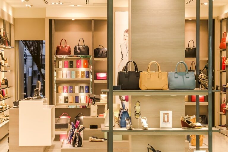 Meubles professionnels à Bordeaux : équiper son commerce en B2B
