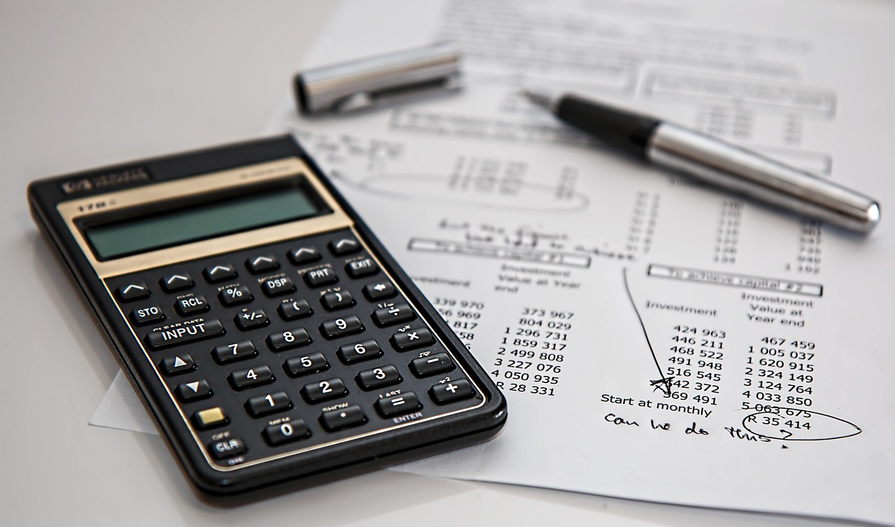 Documents d'assurance et calculatrice sur un bureau