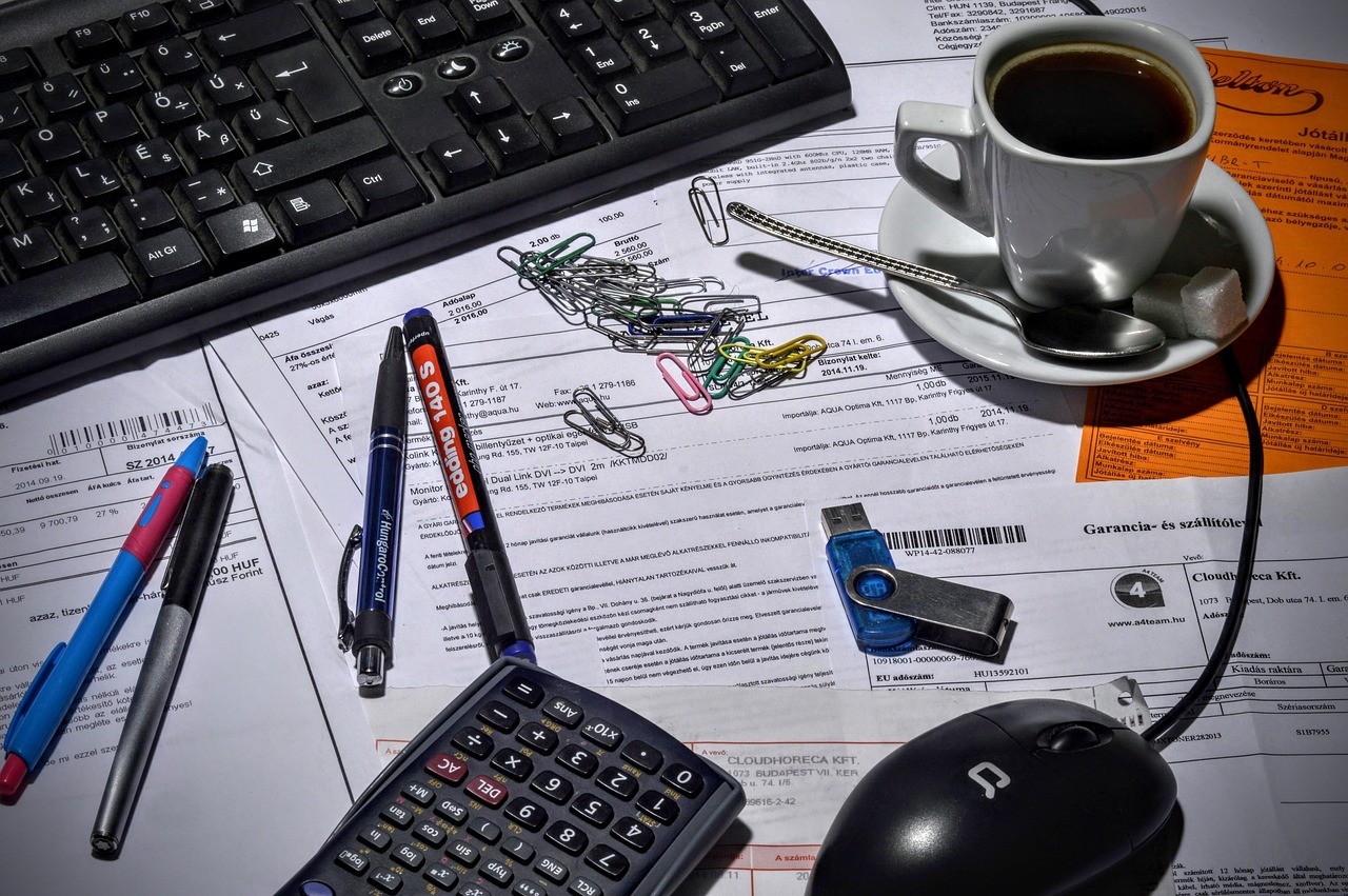 Facture et calculatrice sur le bureau d'un comptable