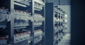 Onduleur informatique professionnel installé dans une baie serveur d'entreprise.