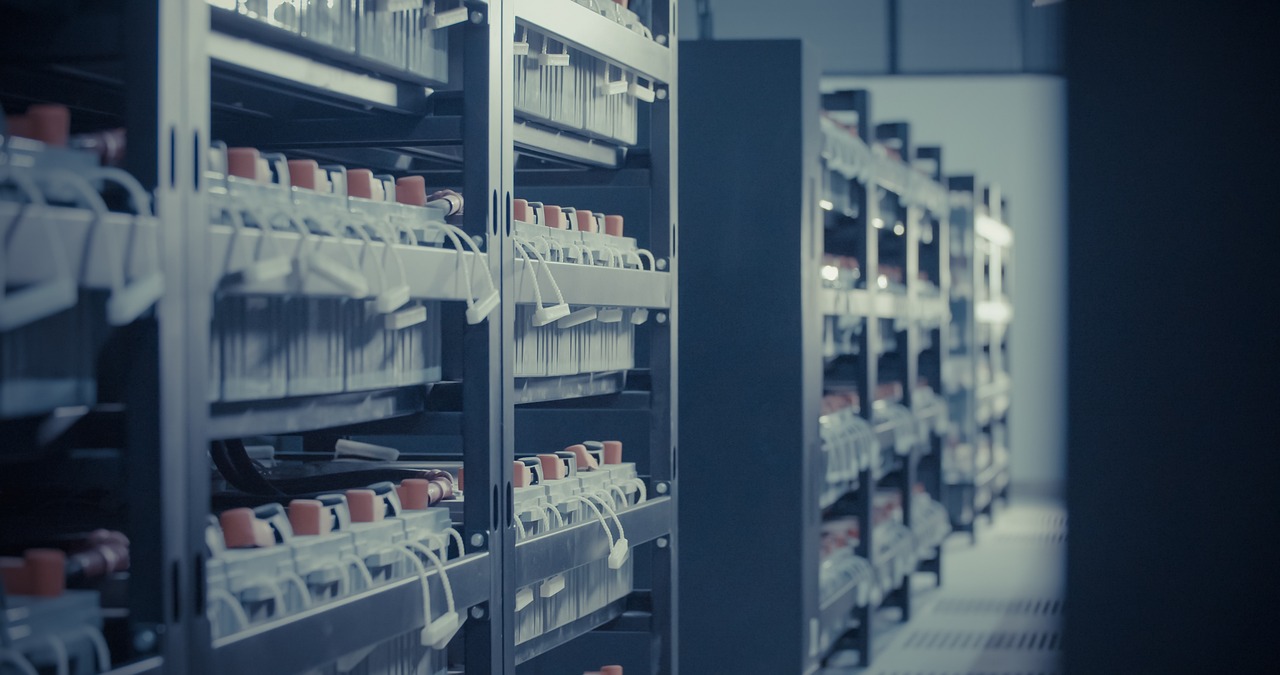 Onduleur informatique professionnel installé dans une baie serveur d'entreprise.